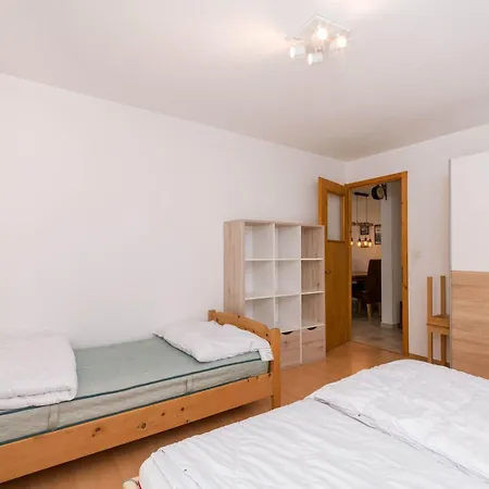 アパート Bright 2br With Parking And Balcony ダヴォス・プラッツ