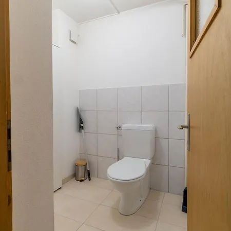 Bright 2br With Parking And Balcony アパート