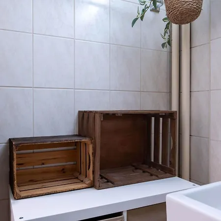 Bright 2br With Parking And Balcony アパート